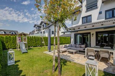 Moderne Doppelhaushälfte mit Garten und Terrasse