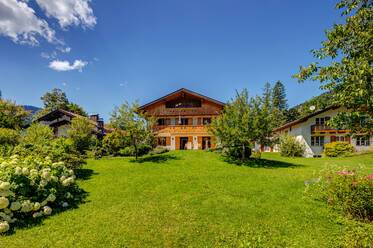 Sonnige Gartenwohnung mit Bergblick