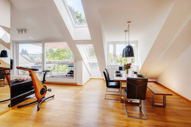 Sonnige Südwest Dachterrasse, modern und ruhig 