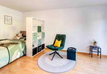 Helles und modernes Apartment mit Balkon