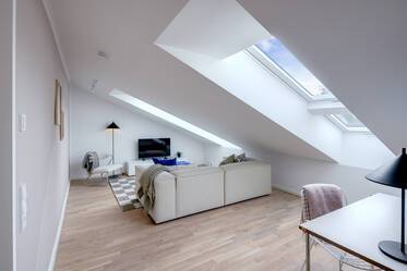 Lichterfülltes Dachstudio mit offenem Grundriss  
