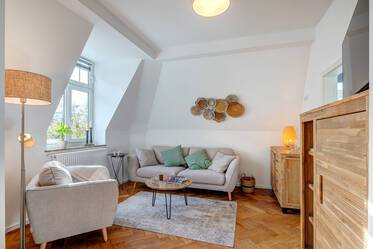 Neu möblierte 2,5-Zimmer Altbauwohnung