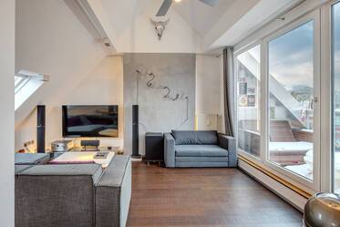 Dachgeschosswohnung mit außergewöhnlichen Lichtelementen