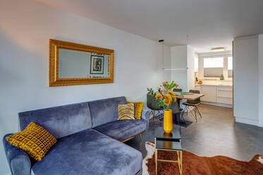 Stylische Wohnung: Frisch renoviert, überwiegend neu möbliert!