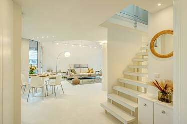 Sehr schöne möblierte Maisonette-Galerie Wohnung in Bogenhausen