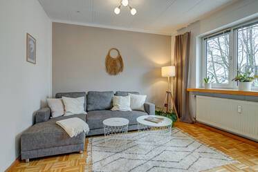 Charmante Balkonwohnung: Überwiegend neu möbliert 
