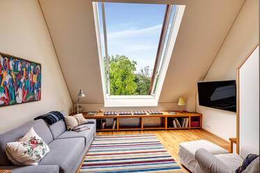Glockenbachviertel: Sonnige Maisonette mit Atelierfenster