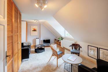 Dachgeschosswohnung in historischer Künstlervilla