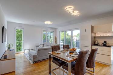 Direkt an der U3 mit großem Balkon