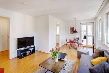 Schöne helle, neu möblierte Wohnung in Theresienhöhe