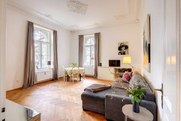 Altbau: Hohe, luftige Decken und kunstvoller Stuck 