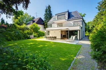 Moderne Architektenvilla in gehobener Wohngegend
