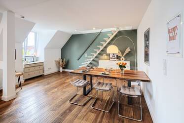 Offenes Wohnkonzept mit Hydraulikfenster im Wohnbereich