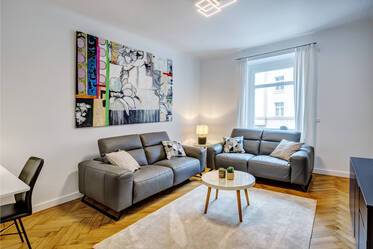 Zentrale Lage: Erstbezug, neu möbliert 