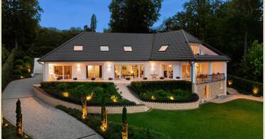 Repräsentative Villa mit Panoramaseeblick 
