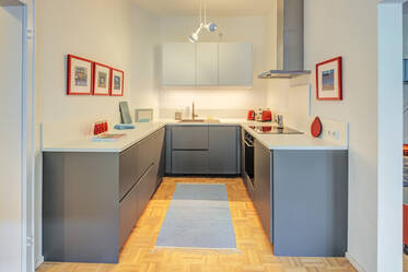 Helle Altbauwohnung im ruhigen Hinterhaus – zentral gelegen