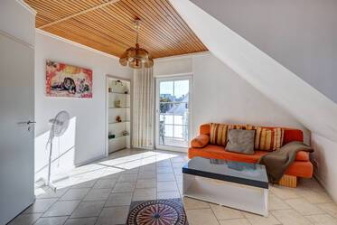 Schöne helle Dachgeschosswohnung mit Südbalkon
