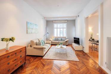Wohnen in herrschaftlichem Altbau in bester Lage 
