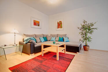 München Laim in guter Wohnlage: Sehr schöne 2-Zimmer Wohnung mit zwei Fernseher und Kabel-TV