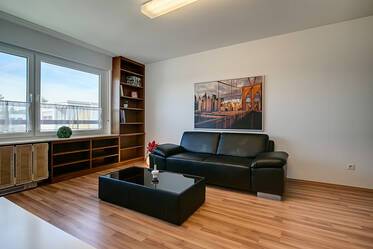 Möblierte 2,5-Zimmer-Wohnung mit Loggia