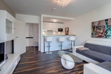 Moderne und helle möblierte Wohnung in Schwabing