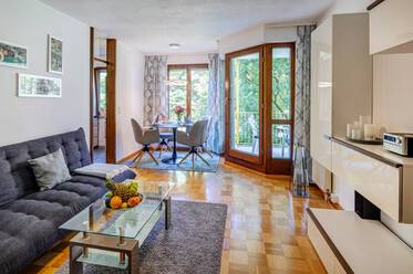 Helle Balkonwohnung mit Blick ins Grüne zur Miete