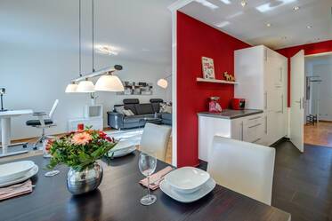 Große möblierte 2-Zi-Wohnung mit Balkon
