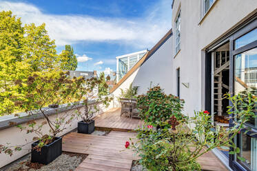 Schöne Maisonette-Galerie Wohnung mit Dachterrasse & Balkon 