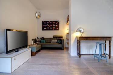 Individuell möblierte 2-Zimmer Altbau Wohnung