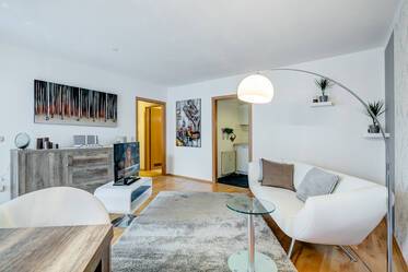 Moderne, helle 2-Zi-Wohnung mit großem Balkon und I-Net in München-Neuhausen