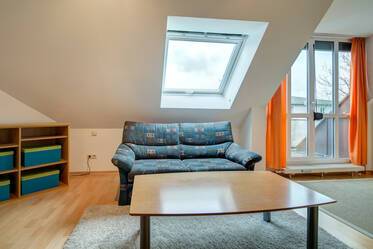 Möblierte Dachgeschosswohnung in Moosach