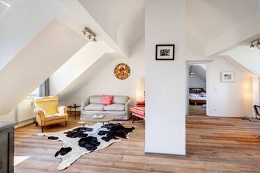 Schöne Altbau Dachgeschosswohnung auf Zeit mieten