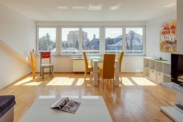 Schöne und lichtdurchflutete DG Wohnung