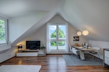 Moderne Dachgeschosswohnung mit Designer-Duschbad