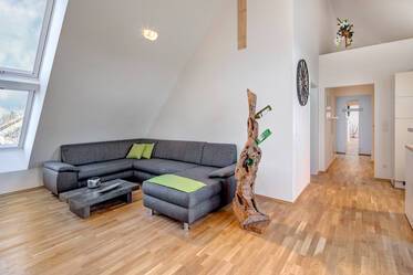 3-Zimmer Dachgeschosswohnung mit hohen Decken