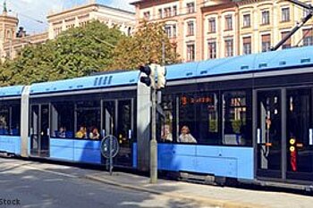 Zu sehen ist eine Tram des Münchner Verkehrsunternehmens MVV