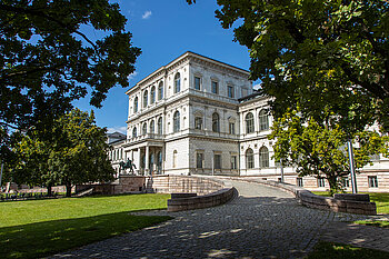 Zu sehen ist ein historisches Gebäude in der Maxvorstadt