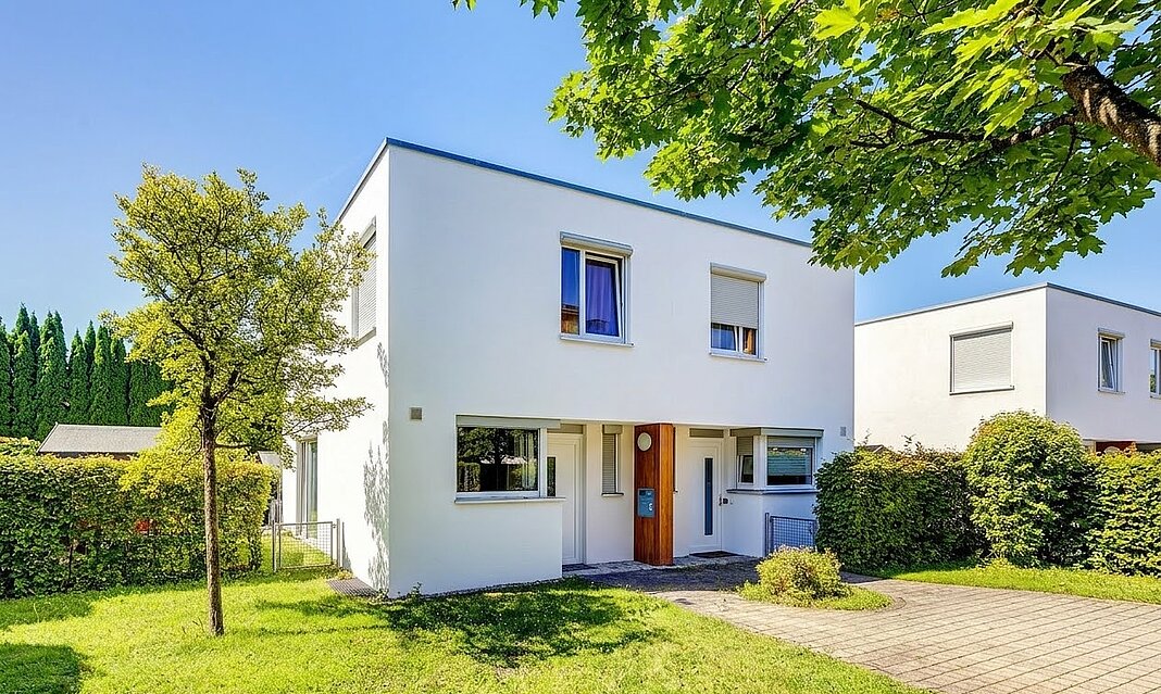 Haus verkaufen München mit Mr. Lodge - modernes Einfamilienhaus im Bauhausstil mit gepflegtem Garten und Flachdach