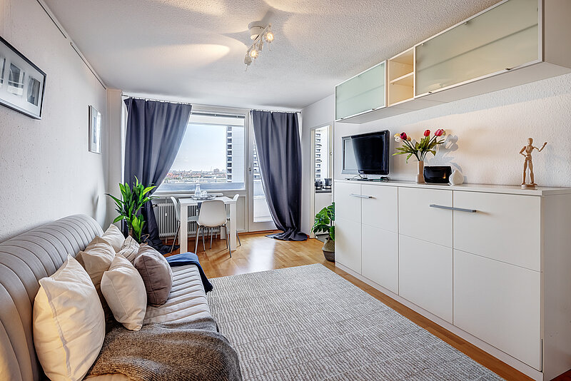 Apartment mit neuer Möblierung Ausgetauscht wurden die Vorhänge, der Teppich und das Bett. Die Farben sind jetzt harmonischer.