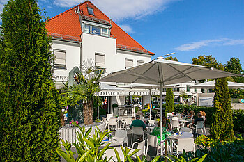 Zu sehen ist ein Café im Ort Grünwald