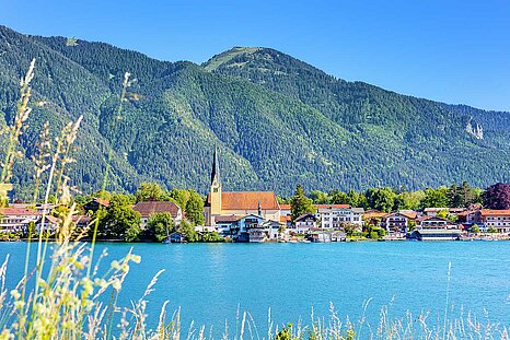 Das Bild zeigt einen malerischen Blick auf Rottach-Egern