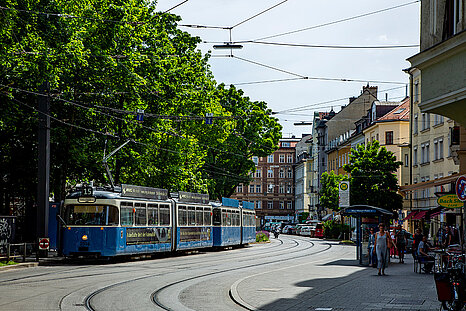 Zu sehen ist eine Tram, die durch den Stadtteil Haidhausen fährt