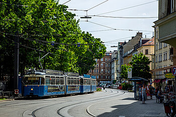 Zu sehen ist eine Tram, die durch den Stadtteil Haidausen fährt