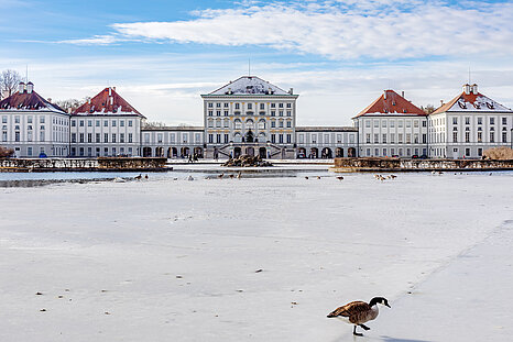 Zu sehen ist das Nymphenburger Schloss im Winter