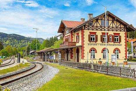 Zu sehen ist das malerische Bahnhofsgebäude in Gmund