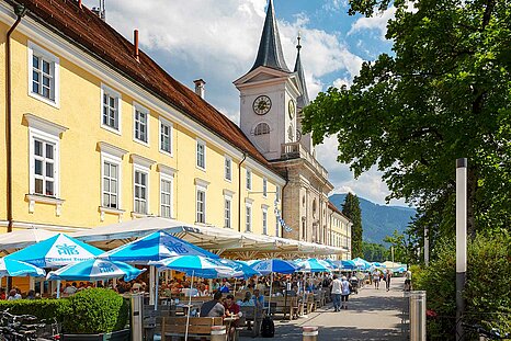 Zu sehen ist ein Biergarten im Ort Tegernsee