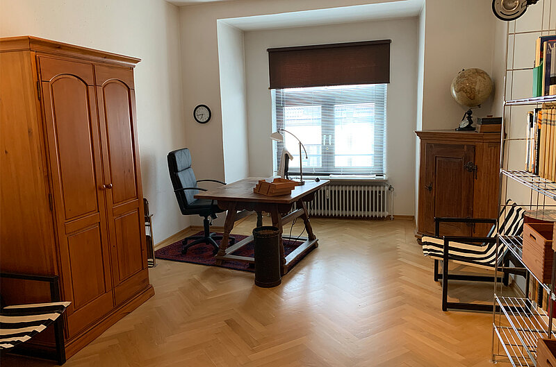 Arbeitsplatz Vorher Im Raum befinden sich antike schwere Möbel