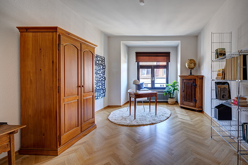 Arbeitsplatz Nachher Ein neuer Arbeitsplatz und ein heller Teppich werten den Raum sichtbar auf.