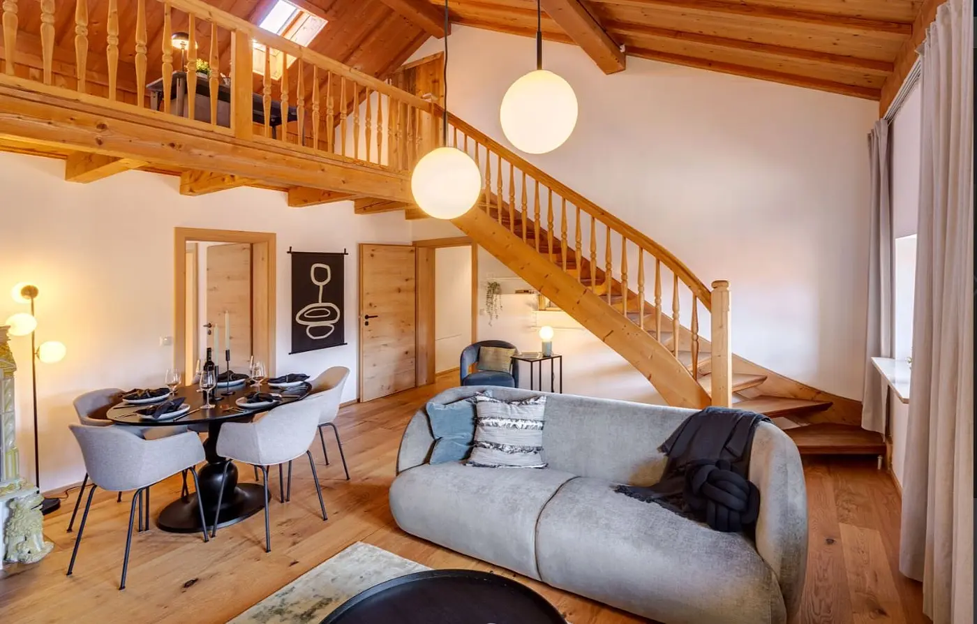 Wohnhaus im oberbayerischen Voralpenland vor Bergkulisse
