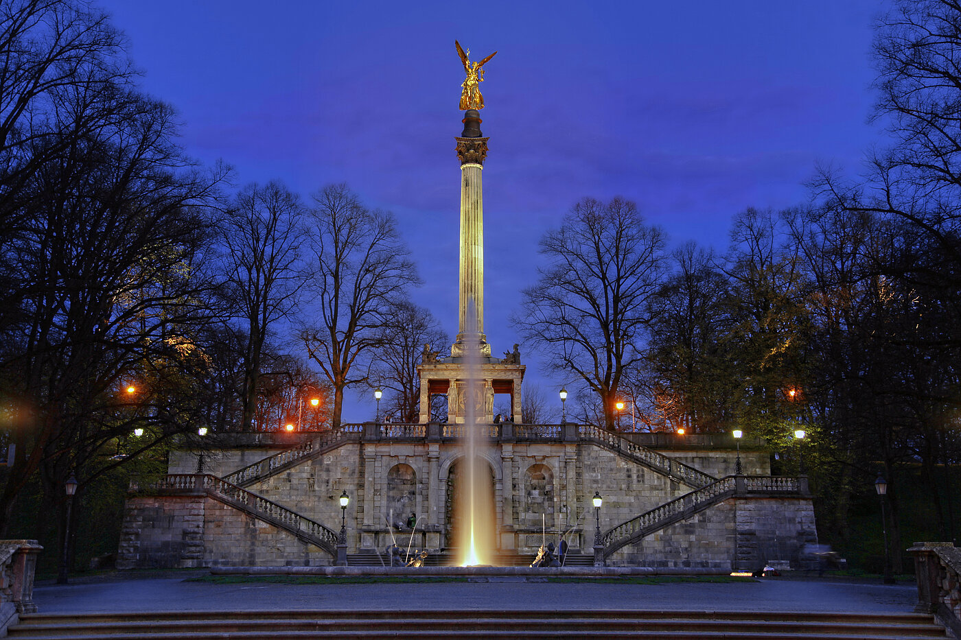 Zu sehen ist der gut beleuchtete Friedensengel bei Nacht